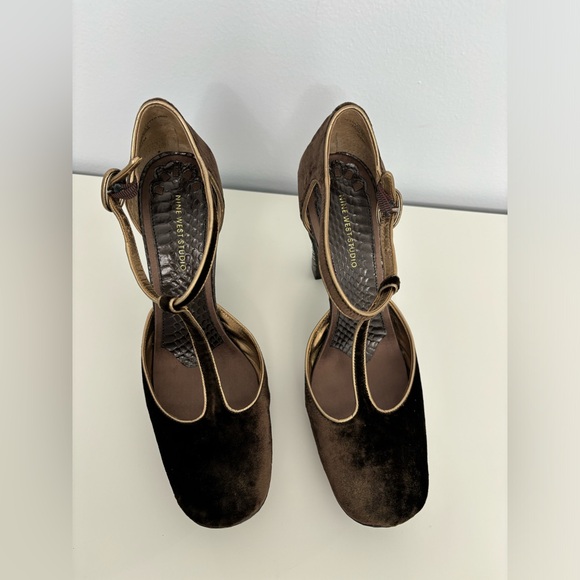 Nine West Studio T-strap Velvet Heels. Size 8 1/2 M Like New - Picture 4 of 9